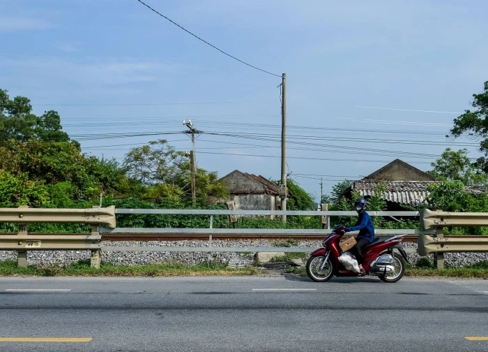 Hành động liều lĩnh của người dân Ninh Bình sống gần đường ray tàu hỏa