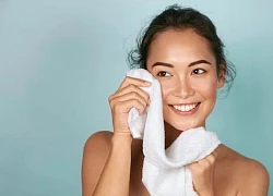 Rửa mặt bằng khăn có hại da không?