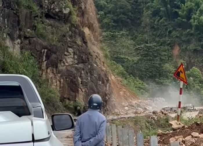 Khoảnh khắc hàng trăm m3 đất đá đổ ập xuống, người đi đường bỏ chạy tán loạn