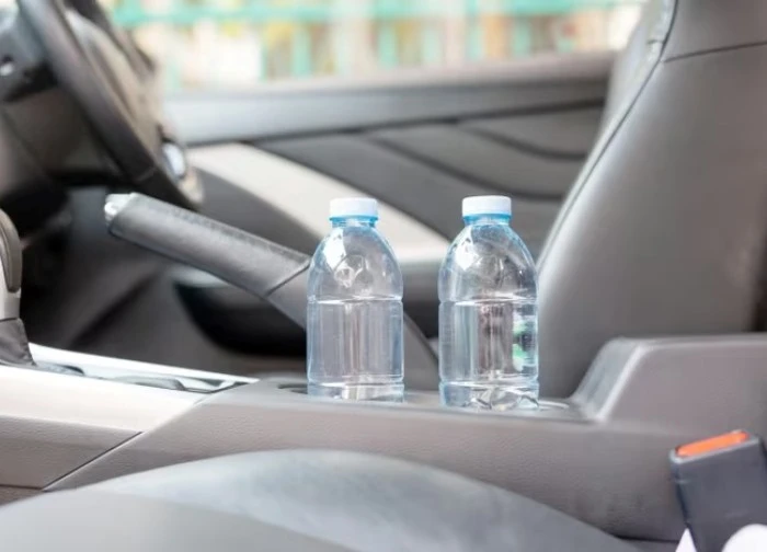 Điều gì xảy ra nếu bạn uống nước từ chai nhựa để trong ô tô nóng?