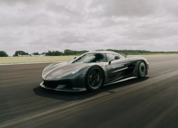 Koenigsegg Jesko Absolut lập kỷ lục tốc độ mới