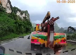 Một tay bận xách lồng chim khi đi xe máy đổ đèo, thanh niên lao vào xe cẩu