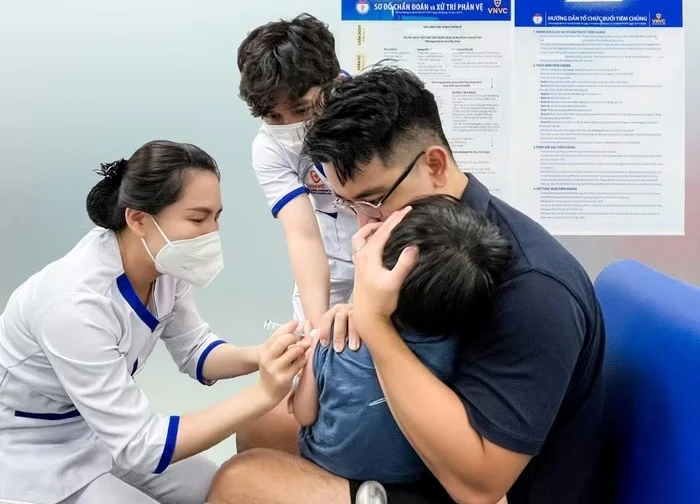 Mũi vắc xin ngừa 4 bệnh nguy hiểm giúp mẹ an tâm khi con đến trường