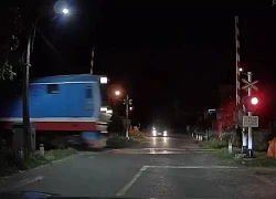 Người đi đường hú vía khi barie tự động mở toang lúc tàu hỏa lao tới