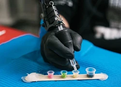 Người phụ nữ gặp biến cố khi xăm hồng ngực