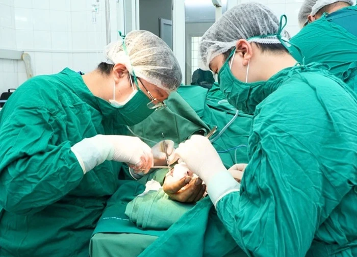 Nối thành công ngón tay cho cán bộ công an bị chém ở Hải Phòng
