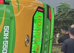 Phá cửa kính giải cứu 46 người kẹt trên xe khách bị lật