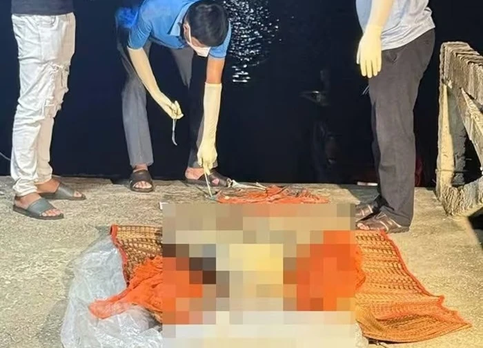 Phát hiện thi thể trôi trên biển mặc quần số 69