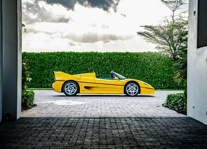 Siêu xe Ferrari F50 màu vàng cực hiếm vừa được bán với giá kỷ lục