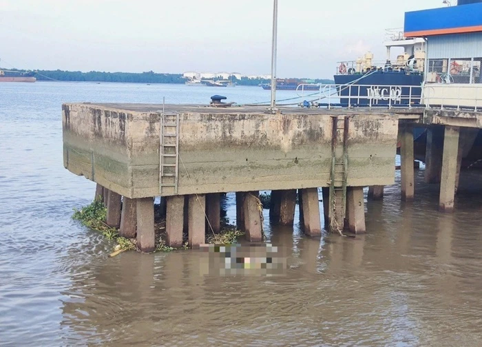 Thi thể nam giới trôi sông tại cầu tàu kho xăng dầu ở TPHCM