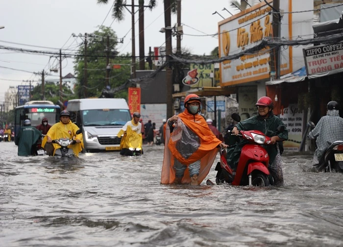Xe máy ngã nhào giữa 'biển nước', người dân TPHCM chật vật đi làm sáng sớm