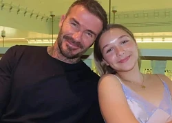 8s tiểu thư Harper diện áo cúp ngực ngồi make-up khiến fan nhận ra út cưng nhà Beckham đã thành thiếu nữ thật rồi!