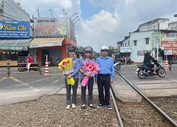 Ba giây sinh tử khi 2 người lao vào cứu thanh niên phi xe 'thông chốt' trước mũi tàu
