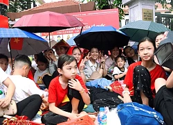 Chủ nhật lạ nhất ở Hà Nội: Cắm trại suốt 12 tiếng ngay giữa phố, "thảm" ô khổng lồ xuất hiện
