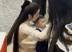 Con trai Quang Hải "đại náo" họp báo của Hoà Minzy, Chu Thanh Huyền trông con mệt bở hơi tai