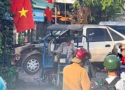 Công an xác minh tài xế xe ba gác chở ô tô chắn ngang đường tại TPHCM