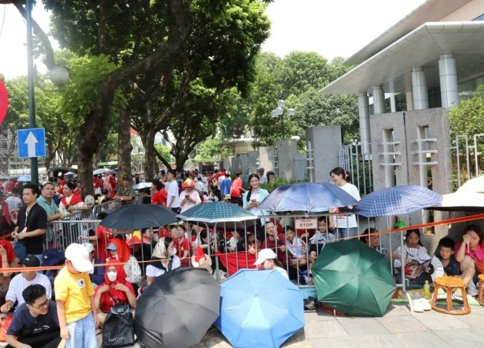 "Cuộc chiến" giữ chỗ xem diễu binh: Đội nắng, trải bạt, cắm chốt xuyên trưa