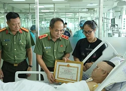 Lời nhắn nhủ của Giám đốc Công an Hà Nội khi đến thăm Đại úy Lê Đình Công