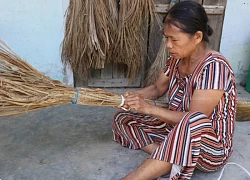 Mẹ nghèo mò cua, bắt ốc nuôi chồng và 2 con đều mắc bệnh tâm thần