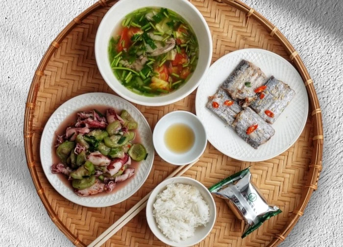 Những mâm cơm của thầy giáo 9X độc thân ở Đà Lạt: Đẹp mê mẩn, ngon 'nhức nách' khiến dân mạng trầm trồ