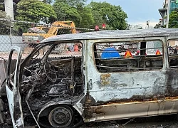 Ô tô cháy trơ khung trên đường phố Hà Nội