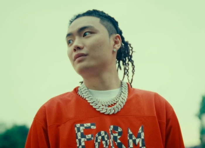Rapper Trung Quốc dừng biểu diễn, giúp fan nữ bắt kẻ quấy rối tình dục