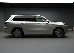 SUV dài hơn 5,2 mét, nội thất sang chảnh, công suất 882 mã lực, giá hơn 700 triệu đồng