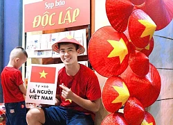 Vợ chồng Duy Mạnh gây sốt khi tặng quà đặc biệt cho người dân đi xem diễu binh