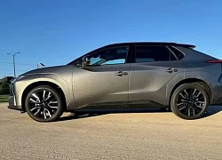 Xe điện Toyota bZ 2026 ra mắt, giá từ 920 triệu đồng