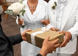 Bạn trai cũ gửi quà cưới, tôi định từ chối nhưng khi mở ra thì nước mắt lã chã, chồng tôi cũng nể phục