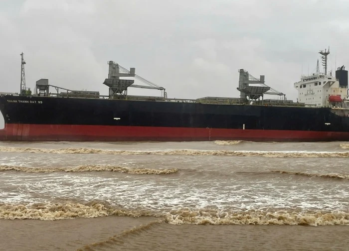 Bão số 5 đẩy tàu hàng 23.000 tấn mất lái, trôi dạt vào vùng biển Thanh Hóa