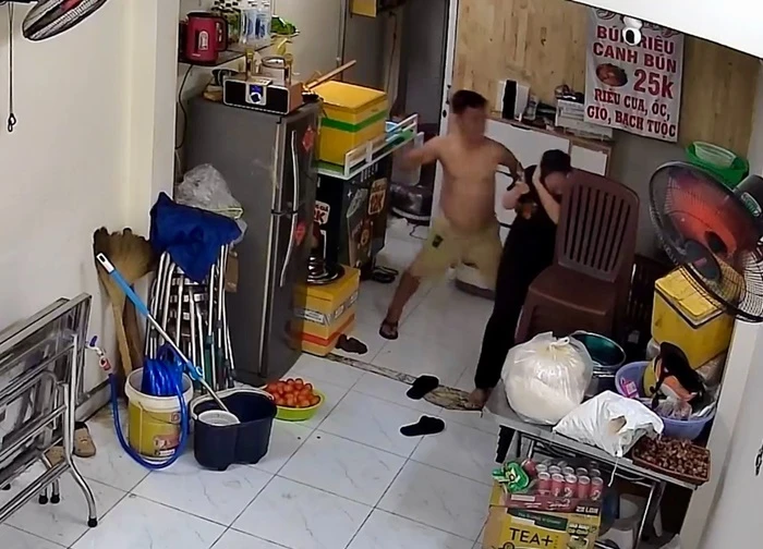 Cô gái bị chủ nhà hành hung tại quán ăn ở TPHCM