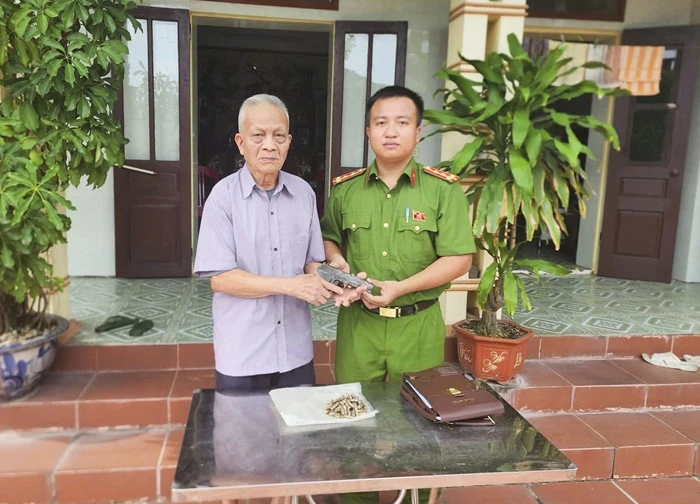 Đào chuối trên đê, người đàn ông ở Ninh Bình phát hiện thứ đáng sợ, lập tức báo công an