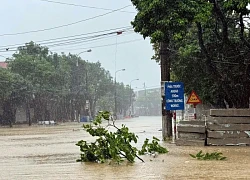 Đường phố Hà Tĩnh ngập sâu, sân trung tâm thương mại thành bãi đỗ ô tô 'khủng'