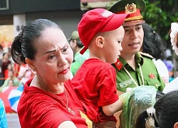 Em bé ngủ dưới nắng khi xem A80, được phu nhân Hà thành đón vào nhà, hoá ra là mẹ vợ hot làng bóng đá!