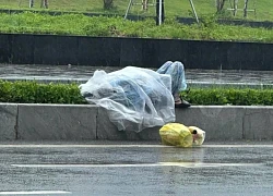 Giải cứu người phụ nữ nằm giữa đường trong lúc trời mưa bão
