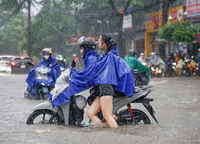Hà Nội mưa lớn suốt đêm, ngập lụt khắp nơi
