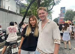Khách Tây hòa cùng sự cuồng nhiệt của người Việt xem diễu binh