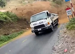 Khoảnh khắc đứng tim: Hàng trăm khối đất đá đổ ập xuống ngay khi ô tô vừa đi qua