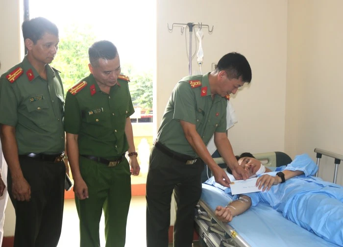 Khống chế đối tượng dùng kiếm đâm em dâu, tấn công lực lượng công an