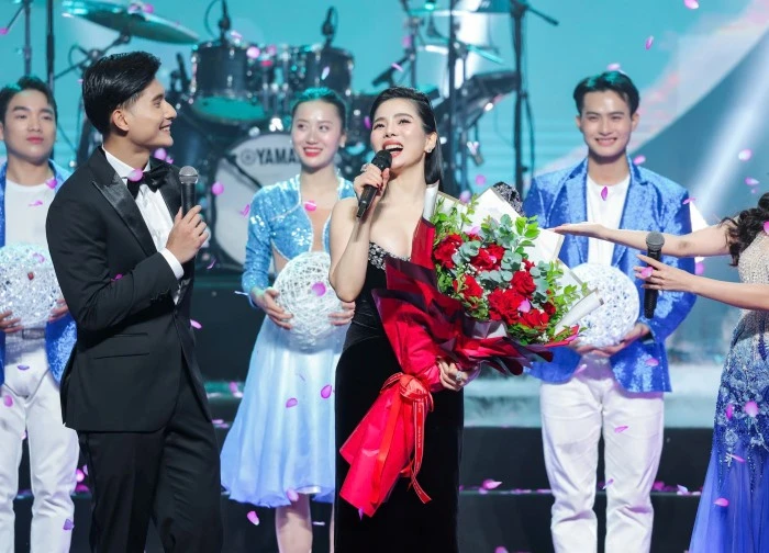 Lệ Quyên thăng hoa trong đêm nhạc có bạn trai làm MC