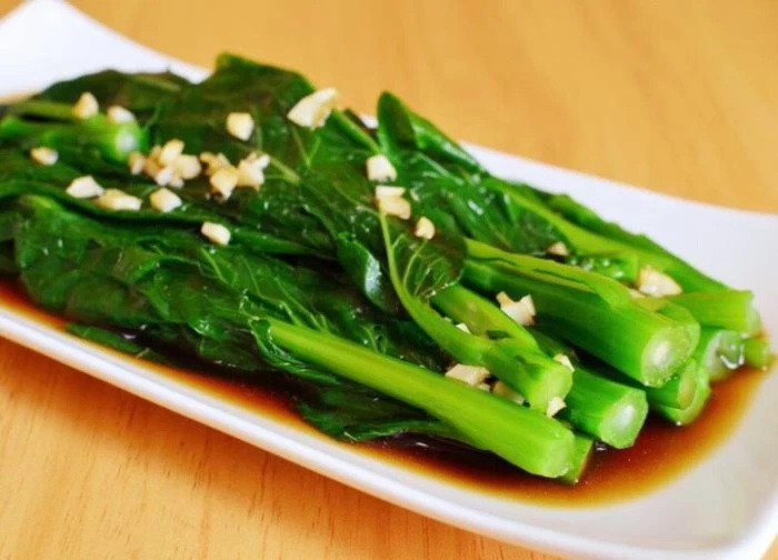 Loại rau rẻ tiền nhưng rất ngon, có lượng canxi gấp 5 lần cá, đem luộc rồi sốt tỏi cực giòn ngọt