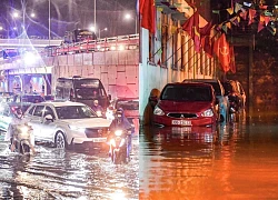 Lội nước về nhà lúc nửa đêm sau trận mưa lớn ở Hà Nội