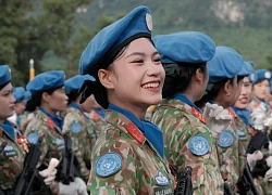 Mạng xã hội 'dậy sóng' vì nữ chiến sĩ cười xinh trong buổi hợp luyện diễu binh