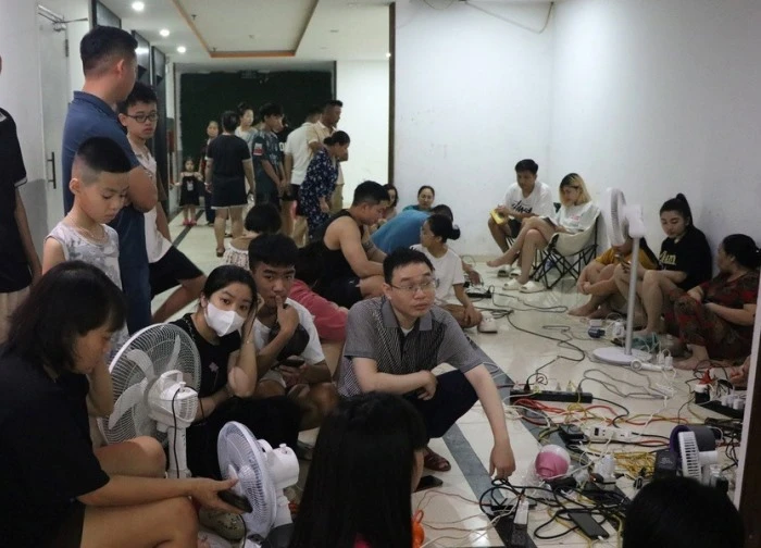 Mất điện do bão, dân chung cư nháo nhào mang nồi cơm, điện thoại đi cắm nhờ