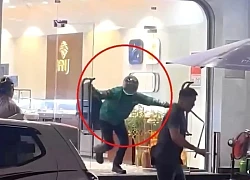 Nam thanh niên mặc áo Grab, cầm búa xông vào cướp tiệm vàng ở Đà Nẵng