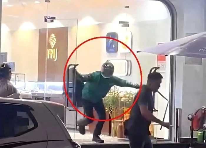 Nam thanh niên mặc áo Grab, cầm búa xông vào cướp tiệm vàng ở Đà Nẵng