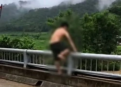 Người đàn ông nghi say rượu nhảy xuống dòng suối chảy xiết