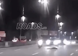 Ô tô đang chạy trên cao tốc thì cửa bật mở, 1 cô gái rơi xuống đường, các tài xế hoảng loạn đánh lái