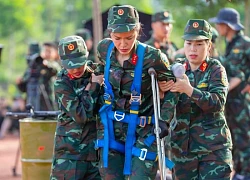 Siêu mẫu Minh Tú bật khóc thông báo rời Sao Nhập Ngũ 2025